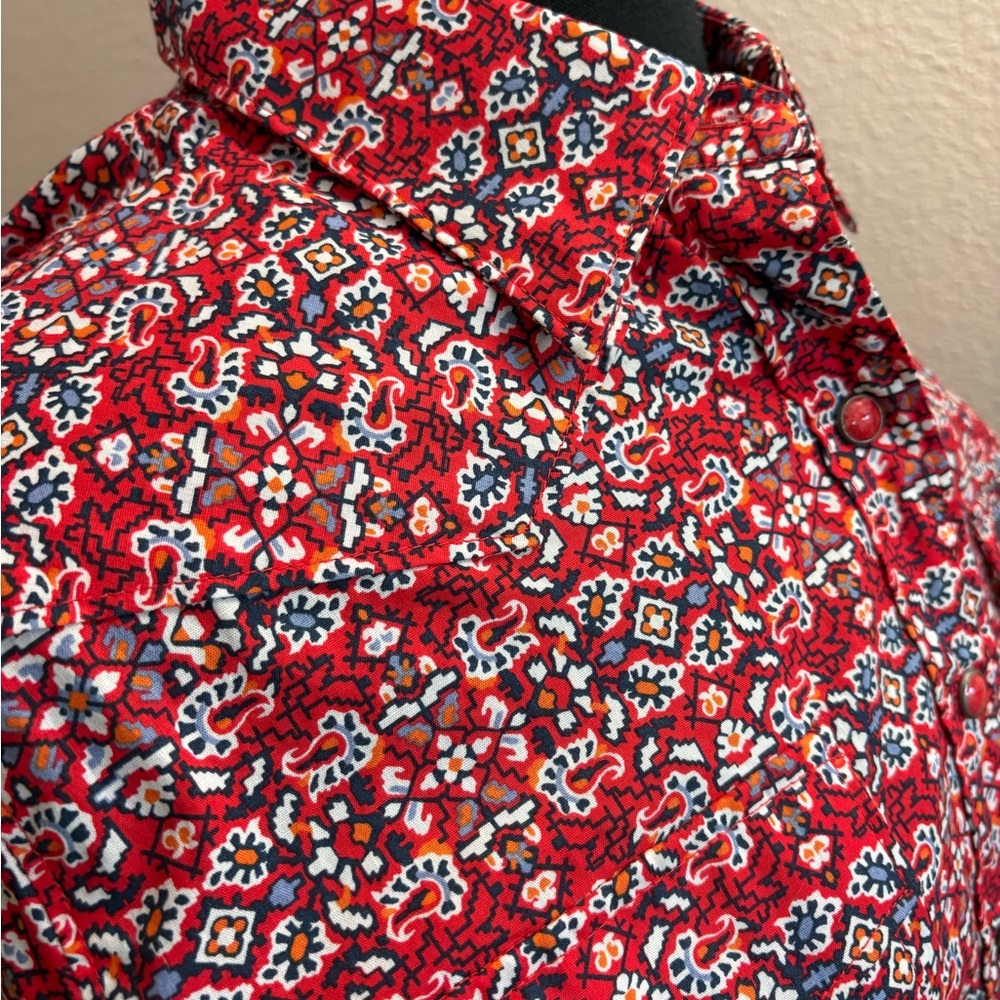 Cinch Women's Red Patterned Button Down Shirt - image 4